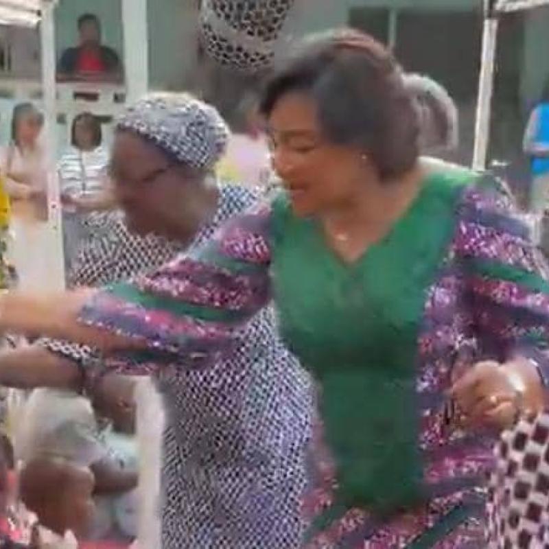 La Première Dame Dénise Nyakeru Tshisekedi avec les enfants de l'orphelinat Saint Joseph Bena Tshibuabua à Mbujimayi