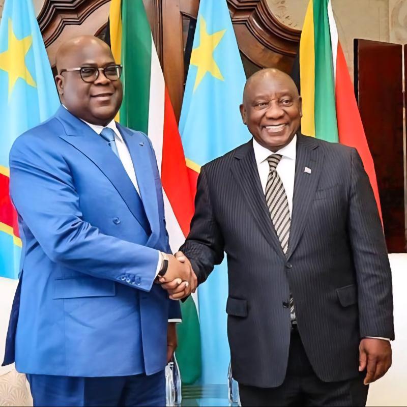 Poignée de mains entre Félix Tshisekedi,  président de la RDC et son homologue Ramaphosa de l’Afrique du Sud [photo d'illustration]