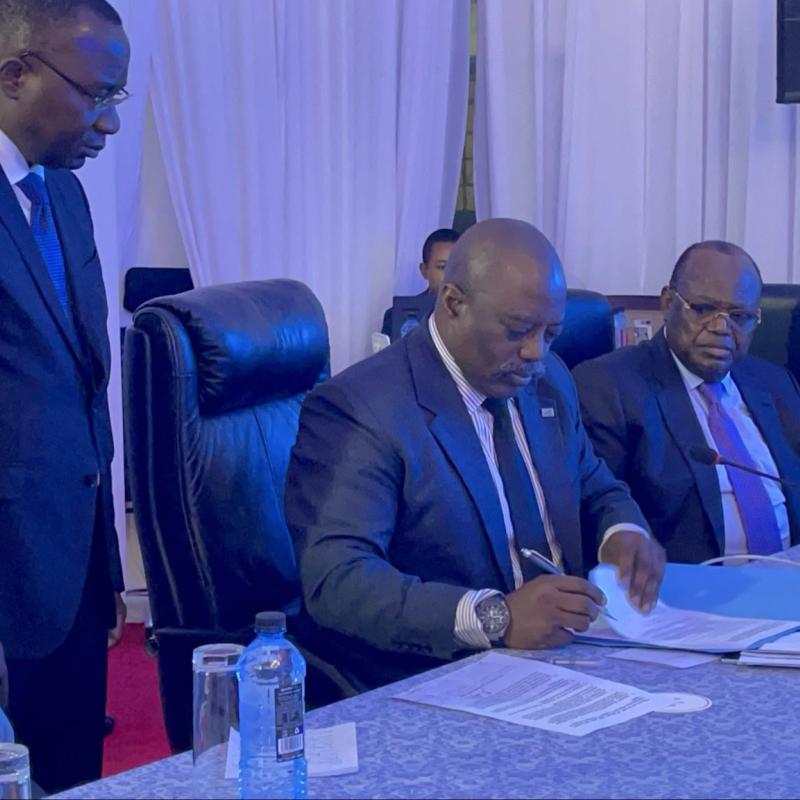 Quelques membres de Sauvons la RDC réunis autour de Joseph Kabila, lors du lancement du mouvement, à Nairobi