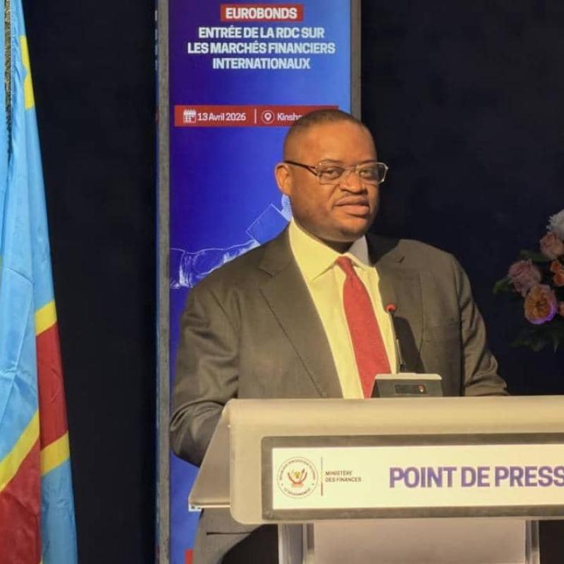 Doudou Fwamba Likunde Li-Botayi, ministre de Finances en RDC devant la presse à Kinshasa