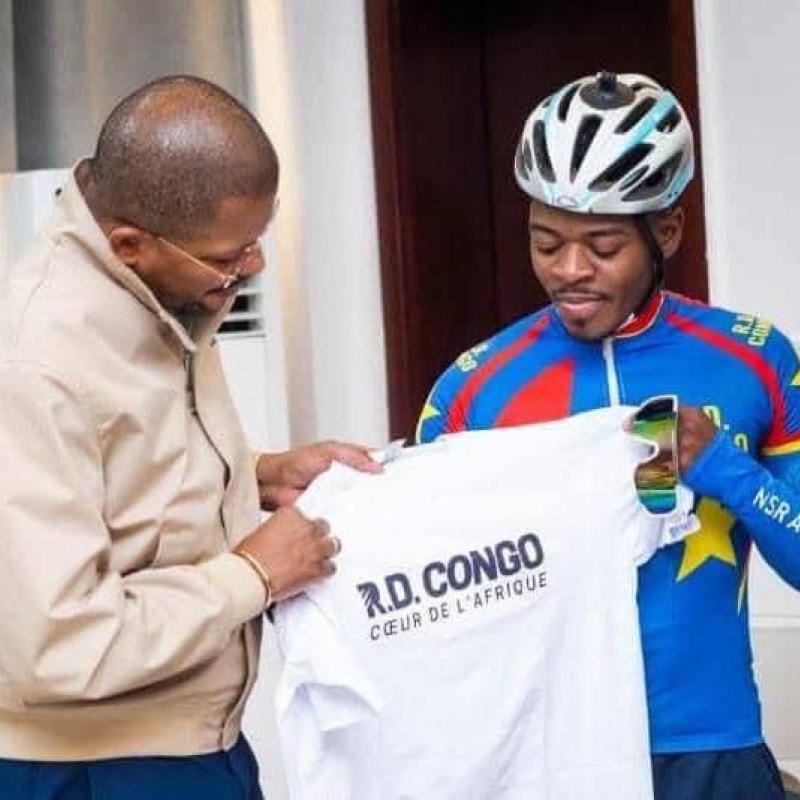 Le ministre Didier Budimbu et le cycliste Miguel Masaisai
