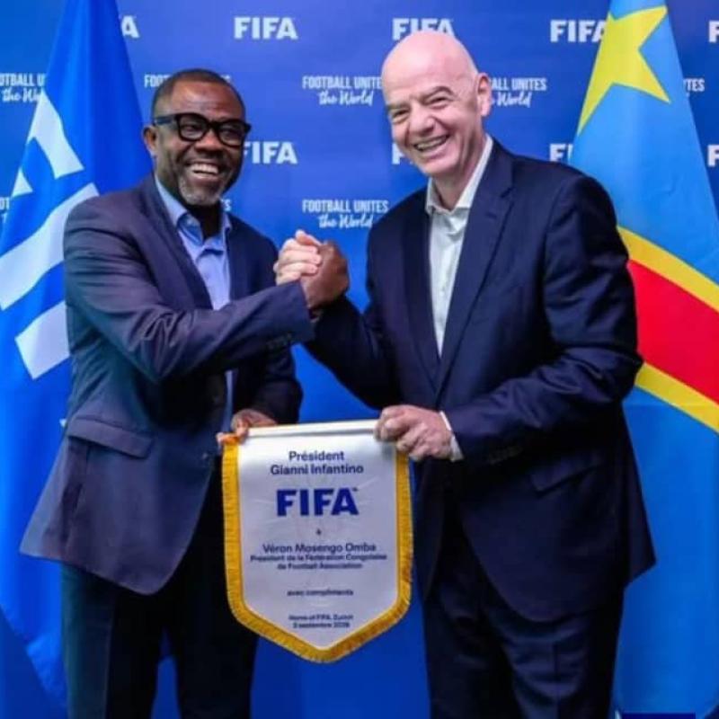 Véron Mosengo-Omba et Gianni Infantino respectivement, président de la FECOFA et président de la FIFA