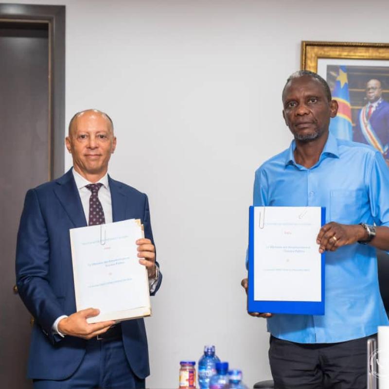 Le ministre John Banza Lunda signe avec l’entreprise angolaise Omatapalo pour construire trois nouvelles cités institutionnelles autour de la Rocade à Kinshasa