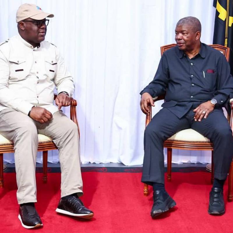 Félix Tshisekedi échange avec son homologue angolais João Manuel Gonçalves Lourenço lors de sa visite de travail dans la province de Cunene, en Angola.