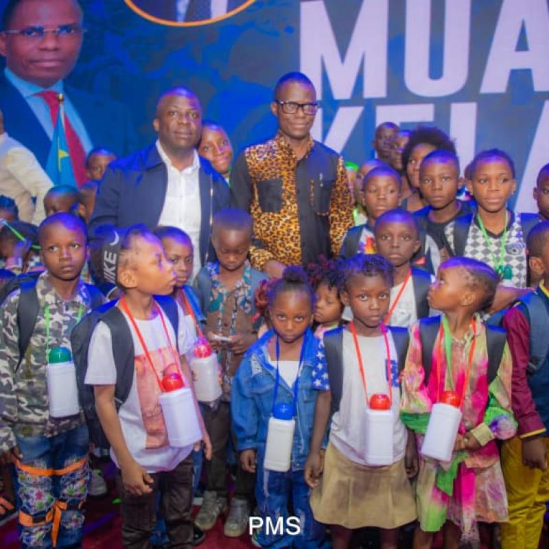 Le ministre délégué Eliezer Ntambwe lors d'une cérémonie de remise de fournitures scolaires aux enfants  enfants, le 05 septembre 2026