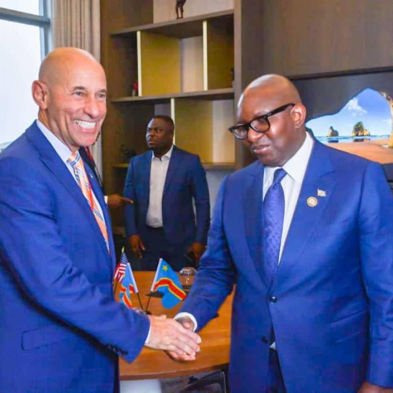 Poignée de mains entre Jean-Michel Sama Lukonde, président du Sénat de la RDC, et le secrétaire d’État américain adjoint chargé des Affaires africaines, Frank W. Garcia Jr.