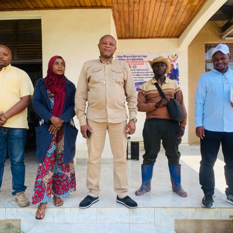 Le Coordonnateur provincial a.i. du P-DDRCS Nord-Kivu, Joseph Ndayambaje Sukisa, accompagné de son assistant (à l’extrême gauche), échange, à Beni,  avec une délégation d’ex-combattants démobilisés bénéficiaires du projet STAR-RDC.