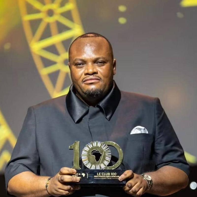 Le Gouverneur de Kinshasa, Daniel Bumba lors de son sacre aux Africa Next Awards à Paris.