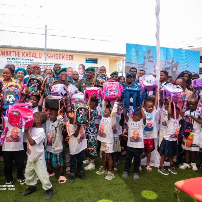 Des enfants de l’école militaire posent avec leurs kits scolaires reçus à l’occasion de la rentrée scolaire 2026-2027, lors de la cérémonie présidée par le VPM de la Défense nationale, Guy Kabombo Muadiamvita.