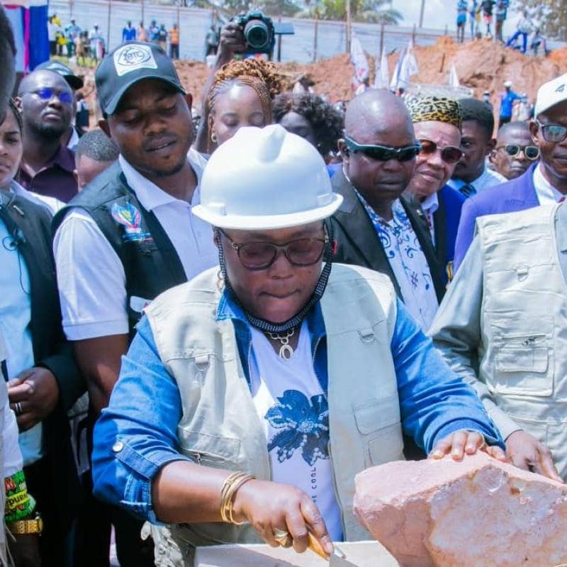 La ministre déléguée Angèle Bangasa lors de la pose de la première pierre symbolique pour la construction du nouvel hôtel de ville à Gemena