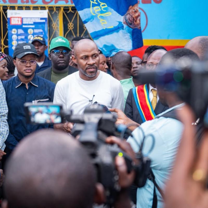 Patrick Muyaya aux côtés d’Éric Tshikuma et Jared Phanzu lors de la tournée d’inspection des infrastructures dans la Funa.