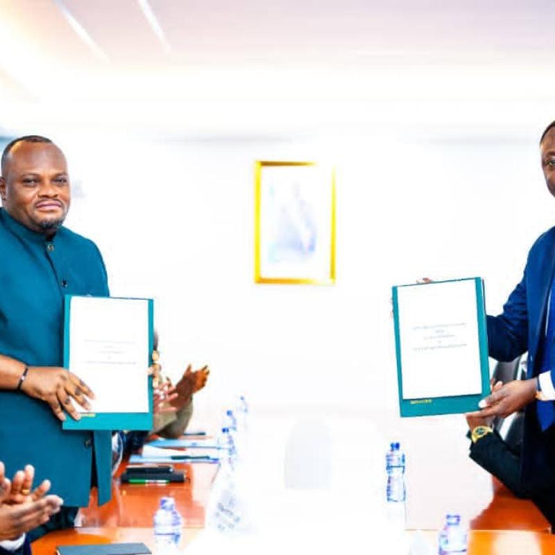 Le gouverneur Daniel Bumba et le DG de la SNEL signent un accord pour renforcer l’éclairage public dans la ville de Kinshasa
