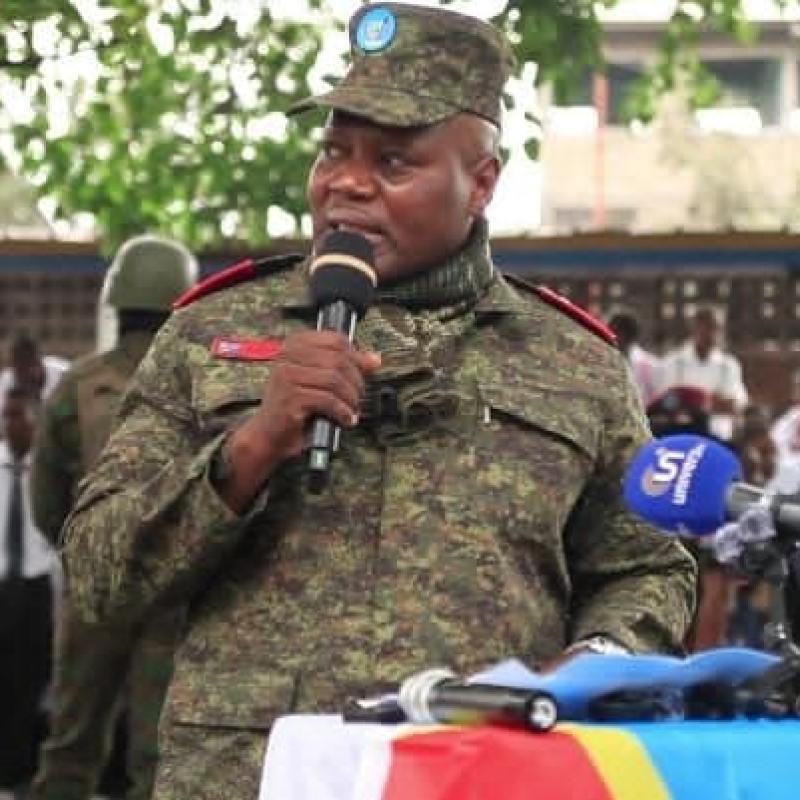 Le lieutenant général Kasongo Kabwik lors de la remise de bancs- pupitres à N'djili, mercredi 16 septembre 2026