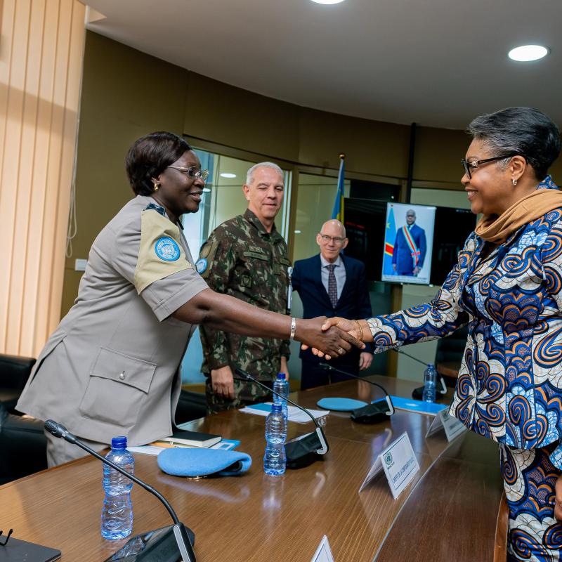Poignée de main entre la Première Ministre Judith Suminwa Tuluka et une des responsables de la MONUSCO