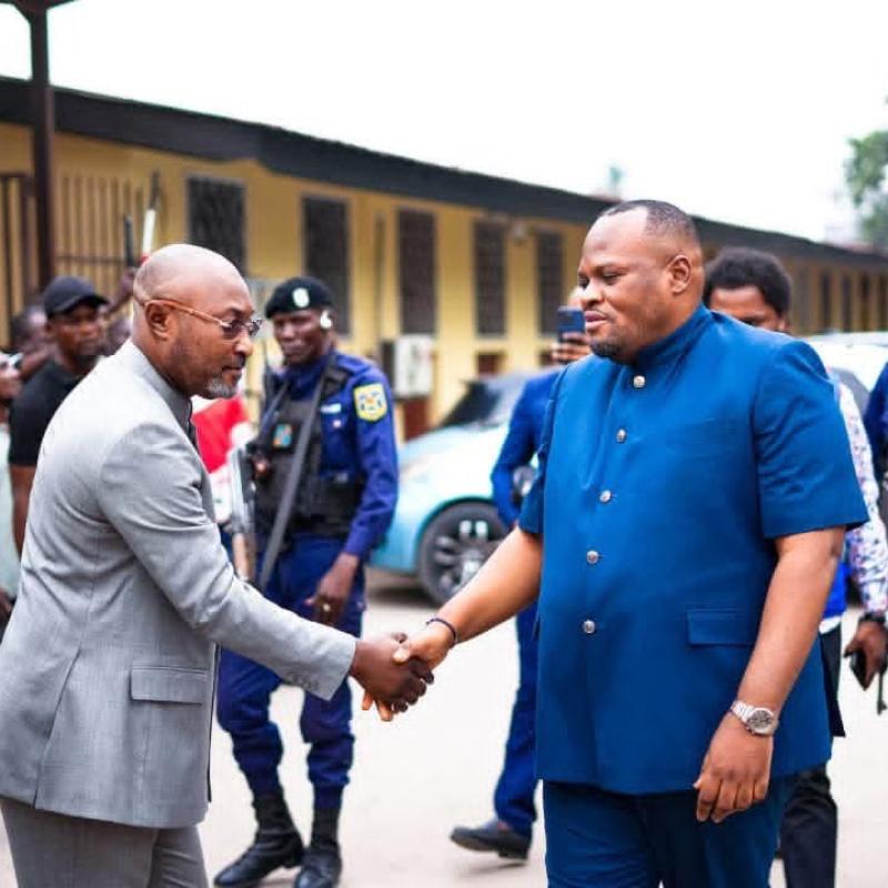 Le ministre provincial des Transports et de la Mobilité urbaine, Jésus-Noël Sheke, serrant la main au gouverneur de Kinshasa, Daniel Bumba Lubaki, lors du lancement de la formation des brigadiers.