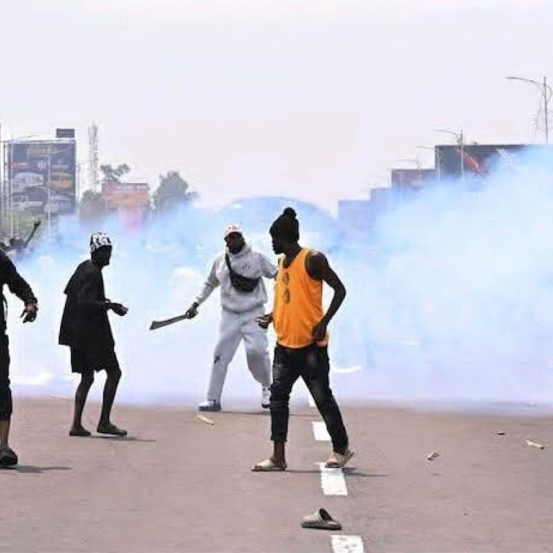 Image capturée pendant l’agression en armes blanches des manifestants par un groupe des jeunes pro pouvoir
