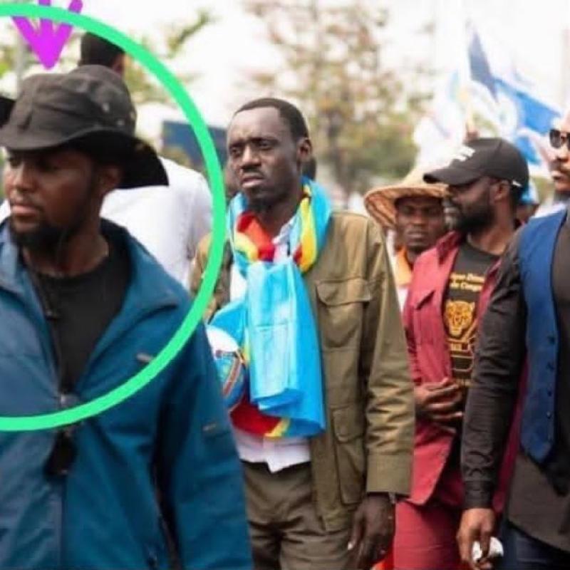 Manassé Lomboto Bomengola indexé sur cette photo pendant la marche de l’opposition du 15 septembre. Il est mort à la suite de ses blessures après une attaque par un groupe de jeunes combattants pro pouvoir