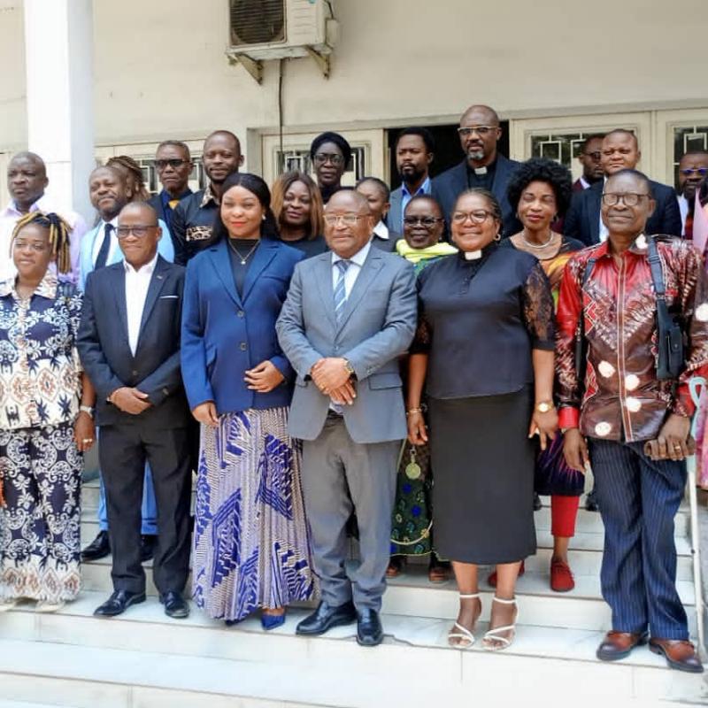 Paul Nsapu Mukulu et les représentants de la société civile après l’ouverture des consultations de la CNDH à Kinshasa.