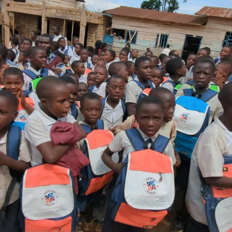 Remise des fournitures scolaires aux enfants déplacés par Madame Jeanine Katasohire