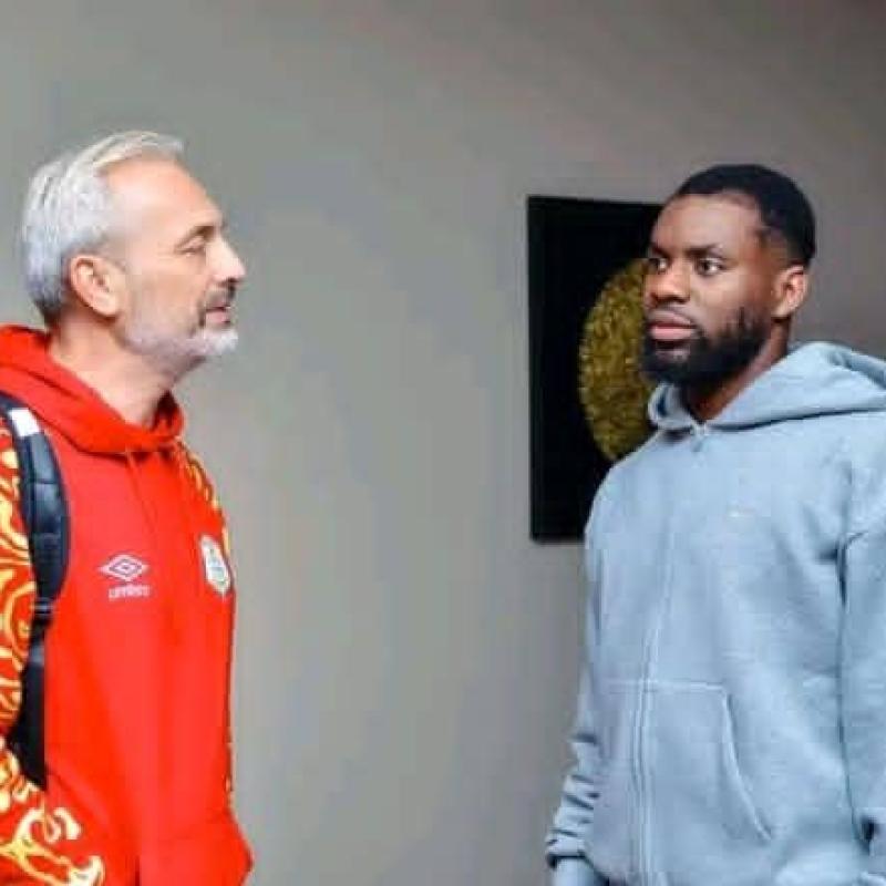 Le sélectionneur national Sébastien Desabre et l'attaquant Afimico Pululu.