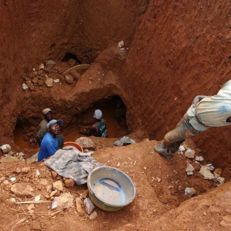Quelques miniers artisanaux en plein travail dans une mine à ciel ouvert en RDC