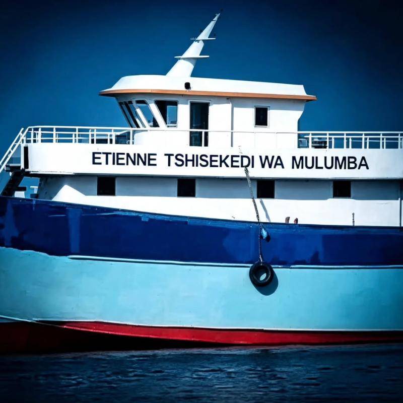 L’un des huit bateaux nommé Étienne Tshisekedi Wa Mulumba sur les eaux flottantes de l’océan Atlantique à Muanda