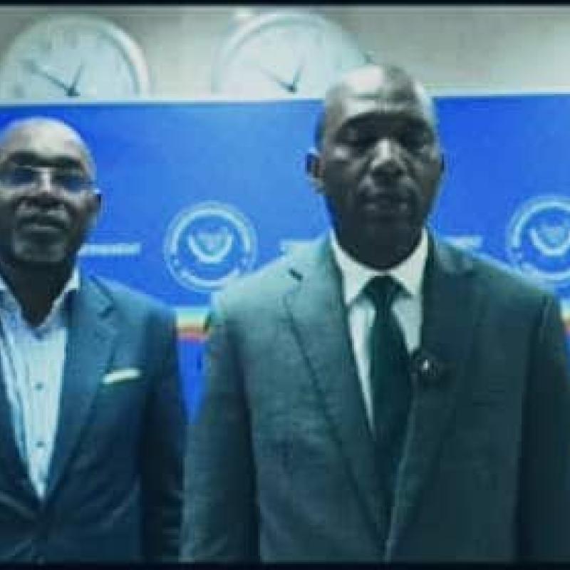 Le DG de l’INSP, Dr Dieudonné Mamba Kazadi, à droite, aux côtés du coordonnateur du COUSP, le professeur Christian Ngandu, au sortir de leur réunion avec le ministre de la Santé.