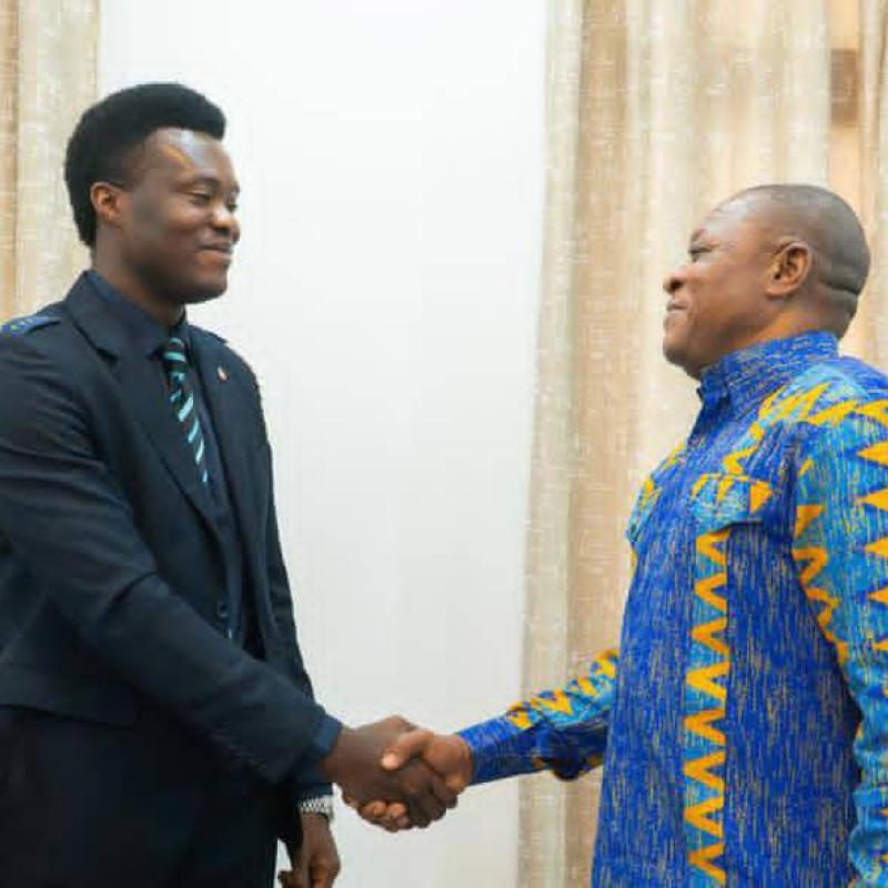 Une poignée de mains entre le nouveau président sportif de V.club, Sylvestre Makambo et François  Théodore Tshilumba wa Kabeya, Conseiller principal du chef de l’État au Collège Éducation, Recherche scientifique, Culture, Arts, Sports et Religions.