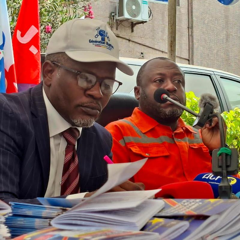 Alain Bolodjwa, président de la Génération Rupture, aux côtés d’Ados Ndombasi, lors du lancement de la campagne de vulgarisation et de défense de la Constitution.