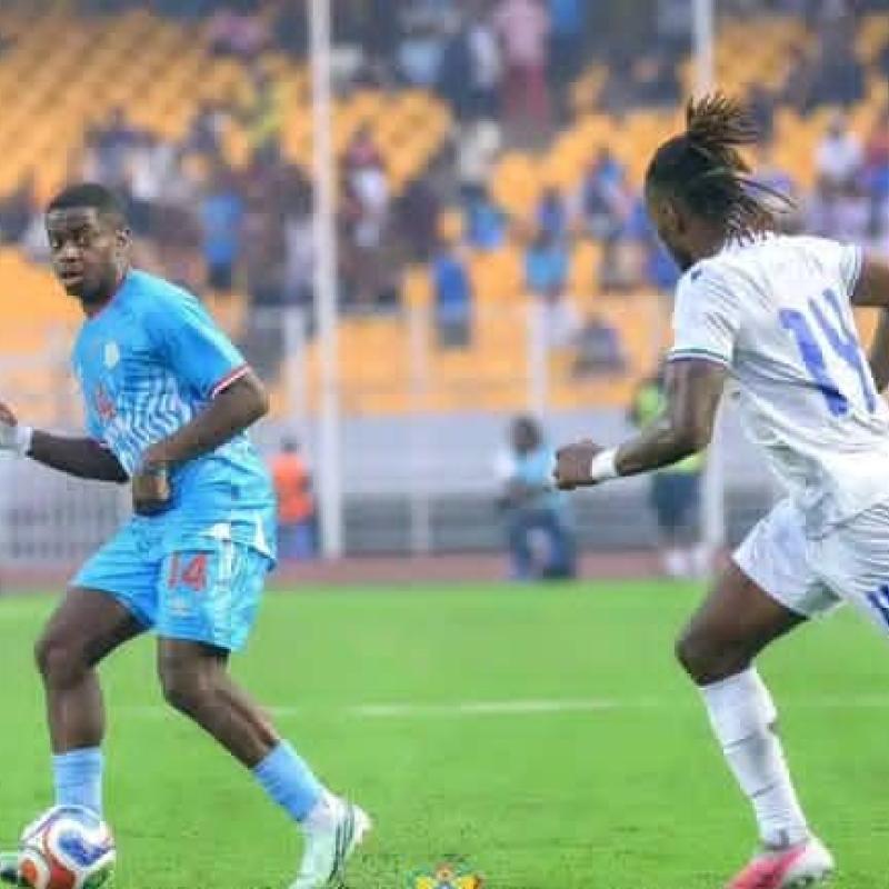 Le milieu du terrain congolais Noah Sadiki, et un joueur équato-guinéen.