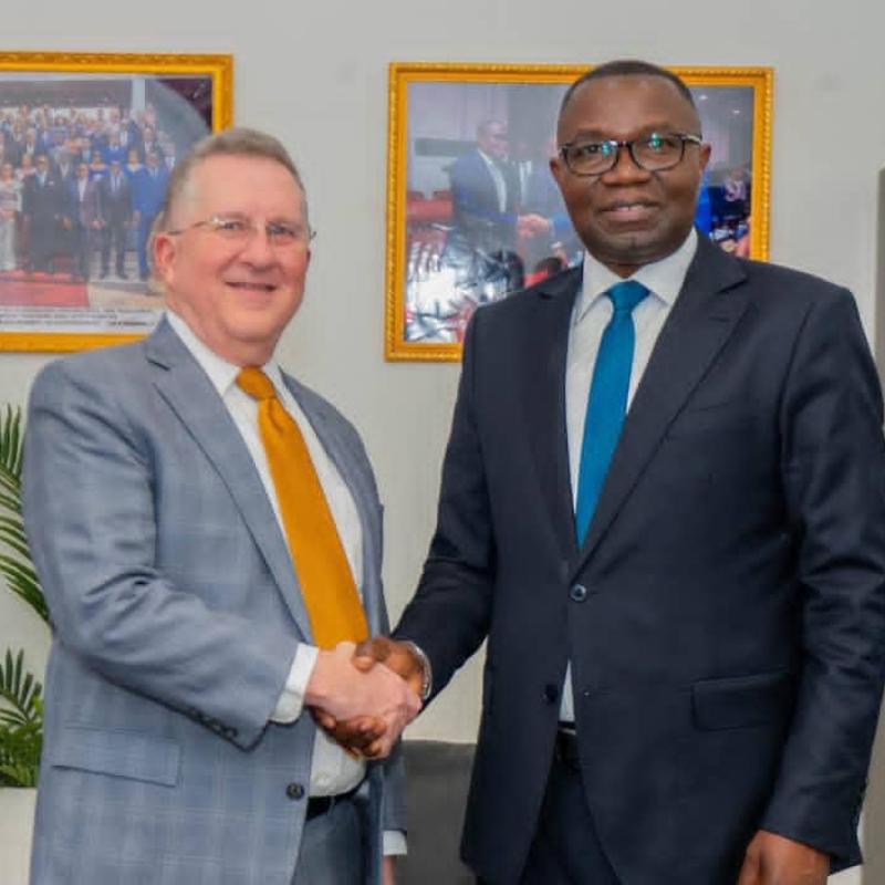 Le ministre du Commerce extérieur, Julien Paluku Kahongya et  Richard Nicholson, envoyé de l’ambassade des États-Unis à Kinshasa après leur entretien, ce jeudi 24 septembre 2026