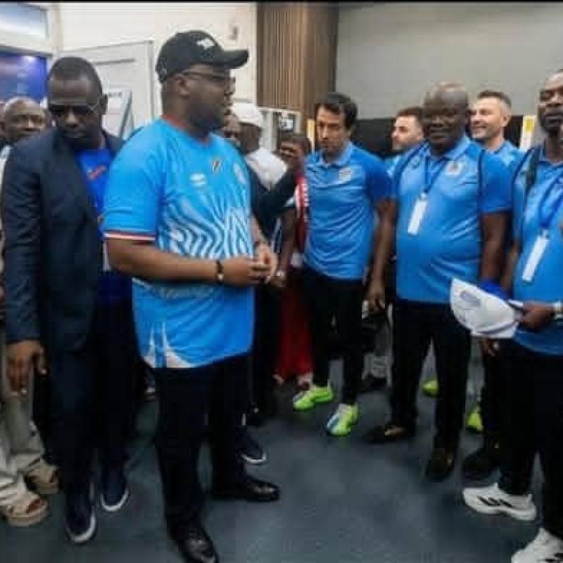 Le Président Félix-Antoine TSHISEKEDI dans le vestiaire pour encourager l'équipe équato-Guinéene après leur défaite au Stade des Martyrs