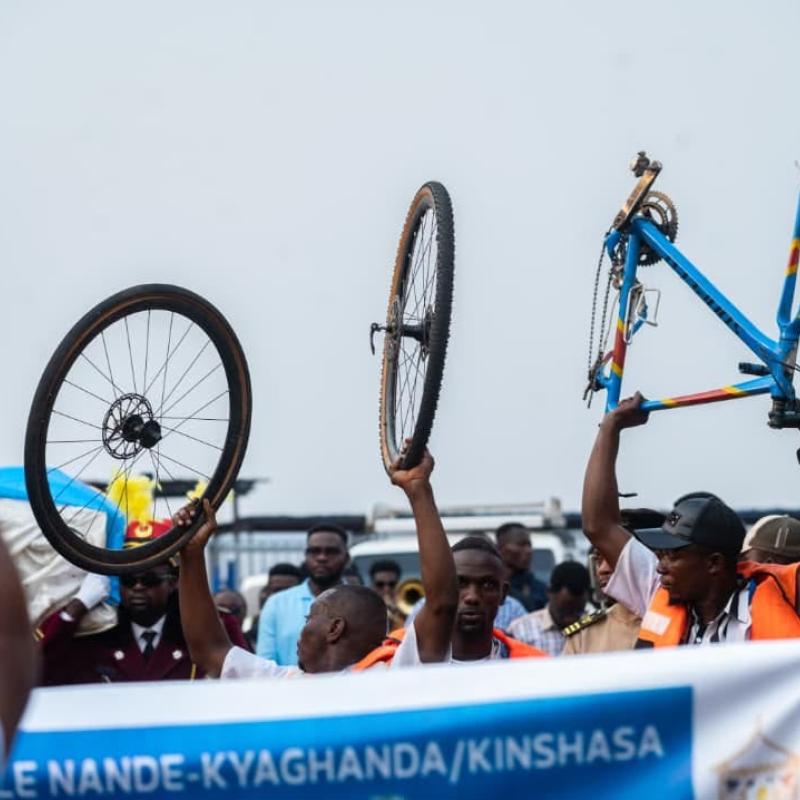 Les cyclistes rendent hommage à Miguel Masaïsaï après le rapatriement de son corps à Kinshasa