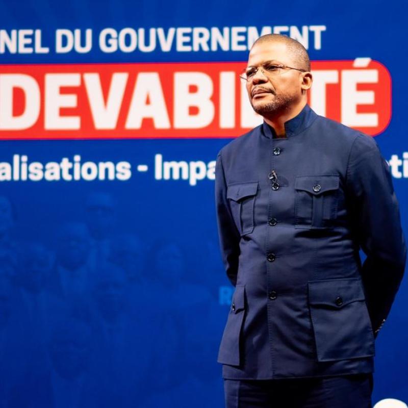 Didier Budimbu répondant aux questions des journalistes lors de la rencontre consacrée au bilan de la première année du Gouvernement Suminwa II.