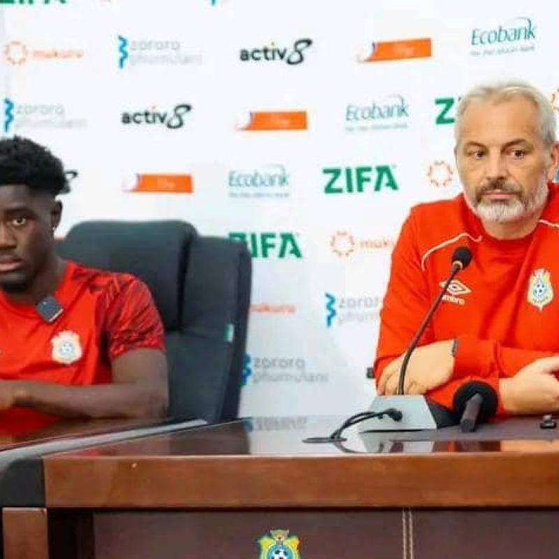 Sébastien Desabre et Nathanaël Mbuku en conférence d'avant-match à Harare.