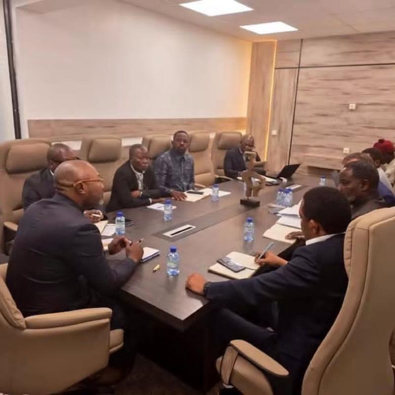 Le ministre provincial Jésus-Noël Sheke échange avec la délégation de la Banque mondiale conduite par Christian Ksoll, en présence de la Cellule de développement urbain de Kinshasa (CDUK).