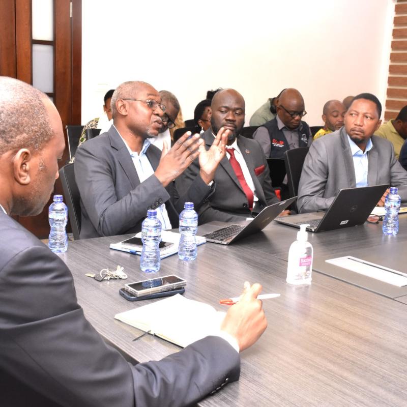 Le directeur général de l’INSP, Dr Dieudonné Mwamba Kazadi, entouré d’experts et de partenaires lors de la réunion de coordination stratégique consacrée à la situation épidémiologique en RDC