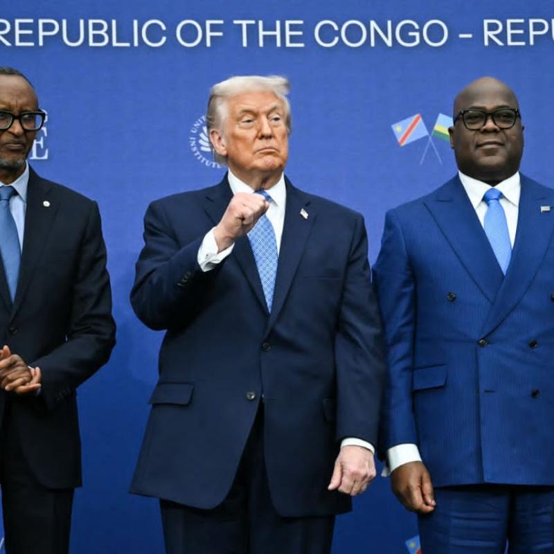 Au milieu, le président américain Donald Trump, le président Félix Tshisekedi à droite et le président Paul Kagame à gauche