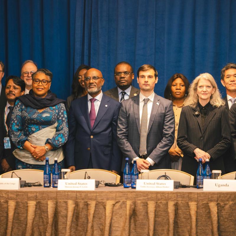 La Première ministre Judith Suminwa Tuluka entourée des membres du G21 et de leurs partenaires, en marge de la réunion consacrée à la riposte contre Ebola à New York.