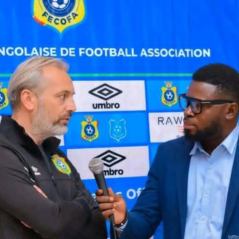 Le sélectionneur de la RDC Sébastien Desabre, et le journaliste Billy Kinkela lors d'une intervention.