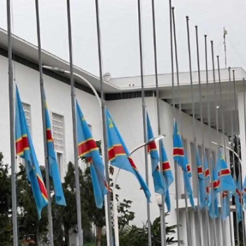 Des drapeaux de la République démocratique du Congo en berne lors d’une période de deuil national.