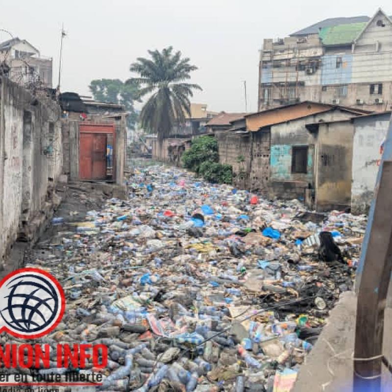 Accumulation des déchets,  des eaux usées et constructions anarchiques au sein de la rivière Bichakuchaku
