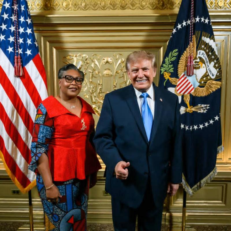 La Première ministre de la RDC, Judith Suminwa Tuluka, aux côtés du président des États-Unis, Donald Trump, lors du dîner offert par le chef de l’État américain aux dirigeants présents à New York, en marge de la 81ᵉ session de l’Assemblée générale des Nations Unies.