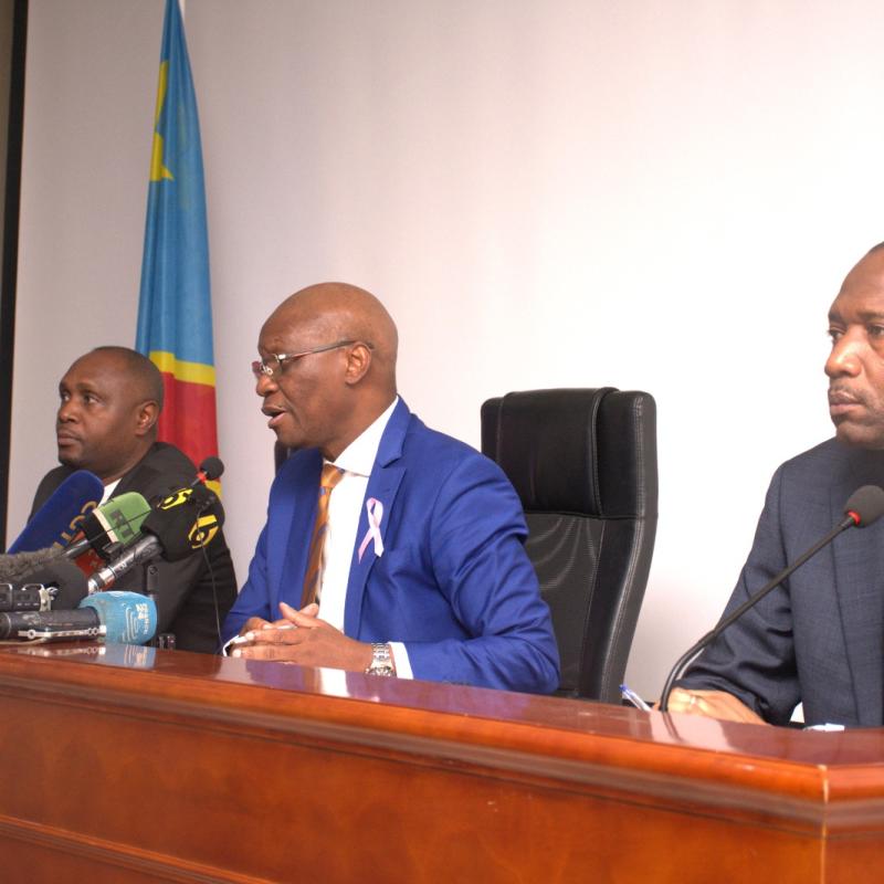 Le ministre de la Santé publique, Hygiène et Prévoyance sociale, Dr Roger Samuel Kamba, entouré du directeur général de l’Institut national de santé publique (INSP), Dr Dieudonné Mwamba Kazadi, et du professeur Steve Ahuka, Incident Manager de la riposte contre Ebola, lors du point de presse consacré à l’évolution de l’épidémie.