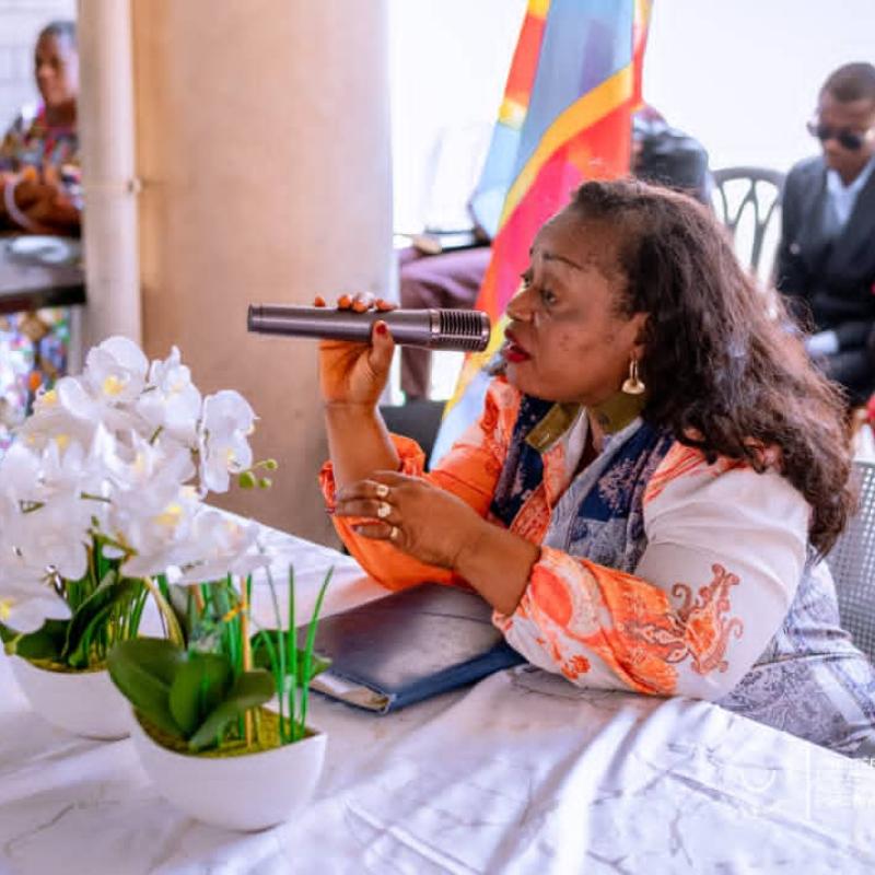 La ministre déléguée Irène Esambo Diata échange avec des personnes vivant avec handicap et autres personnes vulnérables lors d’une rencontre consacrée à l’emploi et à leur participation au dialogue national, samedi 3 octobre à Kinshasa.