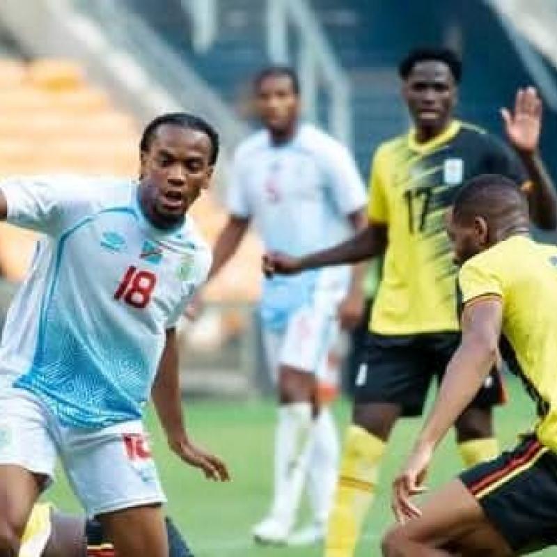 Junior Kadile en duel avec les joueurs Ougandais.