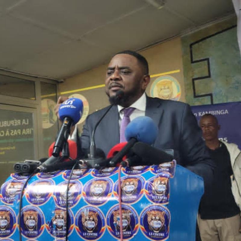 Germain Kambinga, président du parti Le Centre, prononce son discours lors de la 10e Université d’Octobre, organisée ce lundi 5 octobre 2026 au Centre Nganda, à Kinshasa.