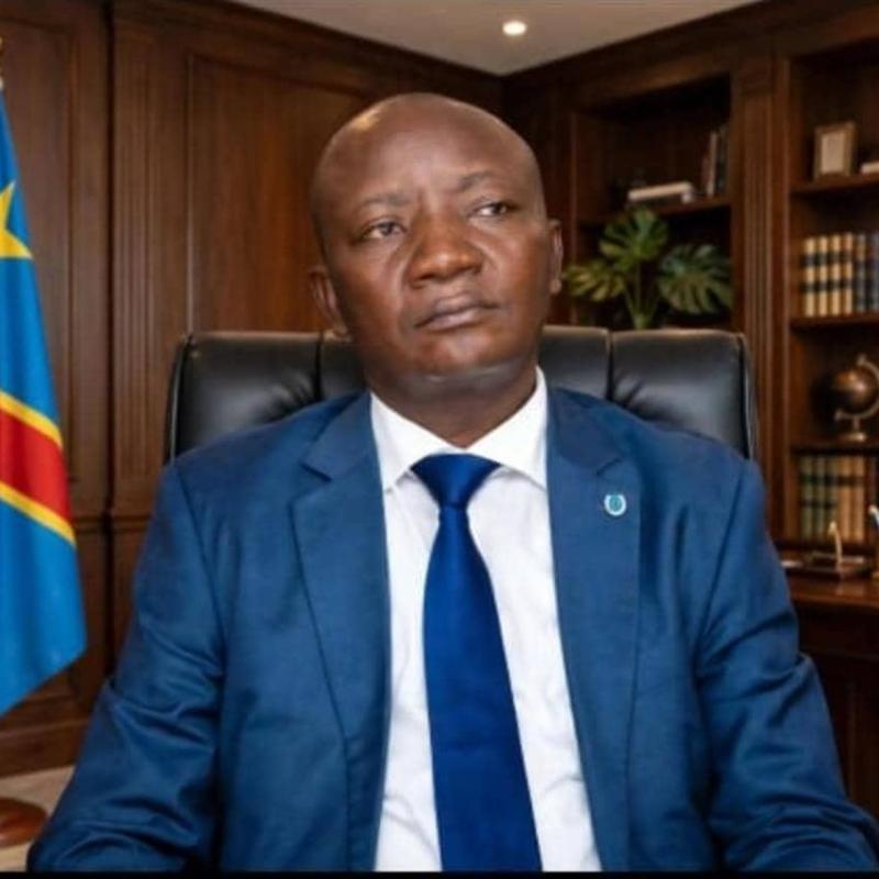 Fernandez Murhola, expert en planification du développement, dans son bureau.