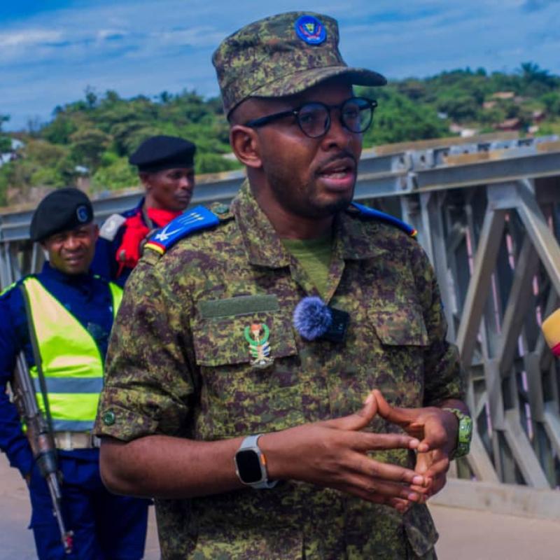 Le Capitaine Anthony Mwalushayi, porte-parole des opérations Ngemba