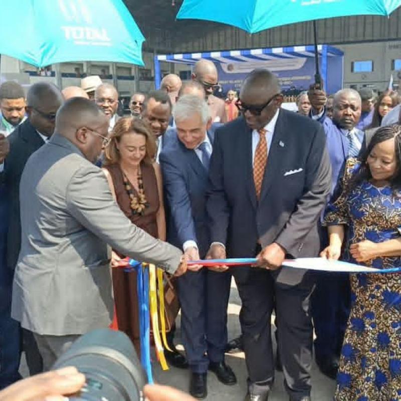 Le Ministre des Mines, Louis-Watum KABAMBA coupant le ruban pour le lancement officiel de la nouvelle campagne de levée géophysique aéroportée à l'aéroport de Ndolo à Kinshasa